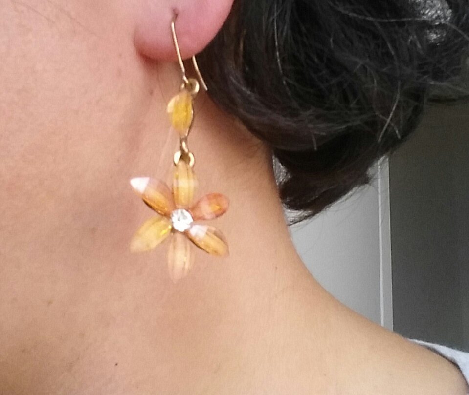 Esclusiva Kaiia - Orecchini pendenti con fiore rosa confetto in 3D