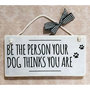 Targhetta in legno "Be the person your dog thinks you are"