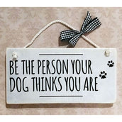 Targhetta in legno "Be the person your dog thinks you are"