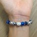 Braccialetto elastico con perle blu e argento e con brillantini