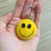 Portachiavi con faccina emoji sorridente amigurumi fatto a mano all'uncinetto