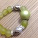 Braccialetto elastico con perle verdi e argento, fatto a mano