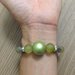 Braccialetto elastico con perle verdi e argento, fatto a mano