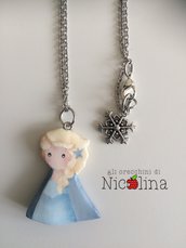 Collana lunga C'era una volta ... Frozen Elsa in cartapesta con fiocco di neve in metallo