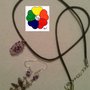 COLLANA  IN CORDONCINO DI SETA NERA CON CIONDOLO DI PIETRA NATURALE   E ORECCHINI WIRE VIOLA.