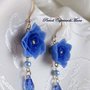 Orecchini con fiore blu in pasta di mais, cristalli blu, perle azzurre