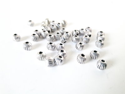 10 Perline a Zucca distanziatori - Argento tibetano (4mm) 10 Perline a Zucca distanziatori - Argento tibetano (4mm)