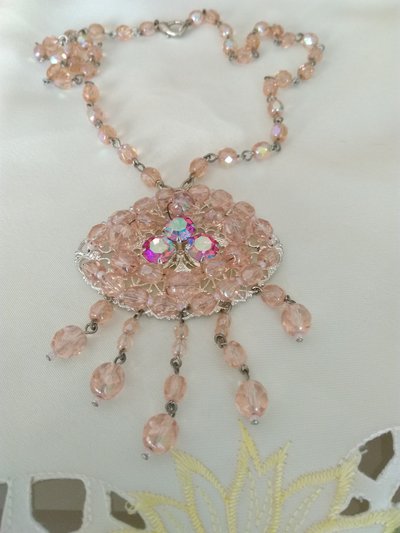 collana modello rosario con ciondolo grande in mezzo cristallo rosa, fatta a mano collana modello rosario con ciondolo grande in mezzo cristallo rosa, fatta a mano