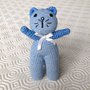 Gattino amigurumi azzurro con sonaglio, fatto a mano all'uncinetto