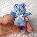 Gattino amigurumi azzurro con sonaglio, fatto a mano all'uncinetto