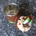 Barattolo di latta rivestito di feltro, torta con kiwi e panna