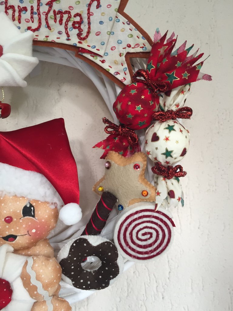 Decorazione ghirlanda di Natale con ramo di pino Palla di Natale e stella