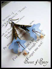 FLOWERS COLLECTION-"BLUEBELL" LUCITE TRUMPET FLOWER EARRINGS-ORECCHINI VINTAGE CON FIORE IN LUCITE