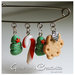 Spilla con decorazioni natalizie: alberello, bastoncino e biscotto