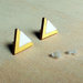 Orecchini Triangoli bianco e oro, orecchini a lobo, orecchini in legno, orecchini minimalisti