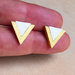 Orecchini Triangoli bianco e oro, orecchini a lobo, orecchini in legno, orecchini minimalisti