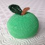 Mela verde amigurumi fatta a mano all'uncinetto