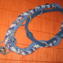 Collana di lana blu con perle