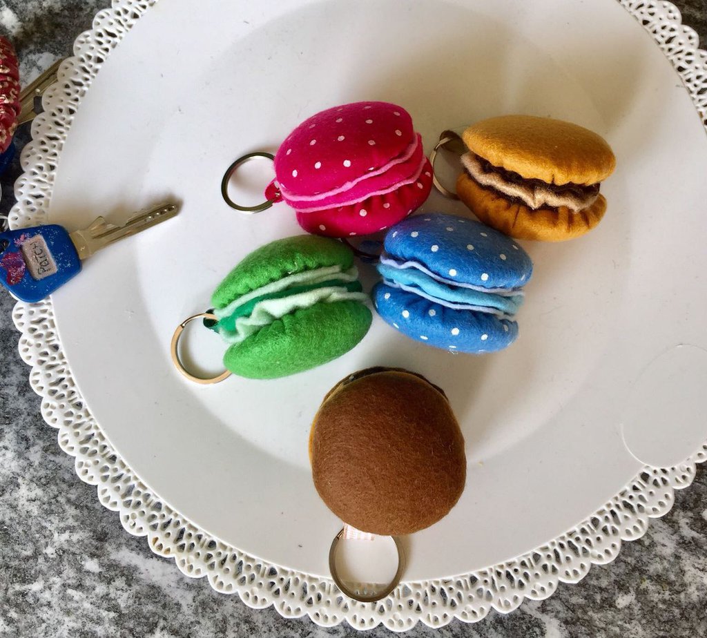 Akachafactory Adesivo Vinile A Forma Di Macaron 20 Cm - Resistente Ad Acqua E Sole, Stampa HD, 90 Km/h