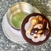 Scatola di latta rivestita di feltro e decorata con nove biscotti di feltro