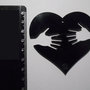 Outlet - ciondolo cuore con mani in plexiglass nero
