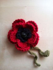 spilla fiore lana a uncinetto fatta a mano rosso nero verde con bottone vintage - regalo natale 