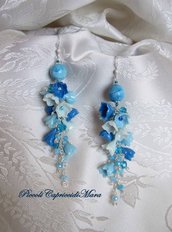 Orecchini con perle e fiori azzurri in pasta di mais, cristalli azzurri