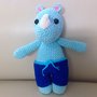 Rinoceronte amigurumi in pantaloncini fatto a mano all'uncinetto