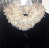 Sciarpa-scaldacollo  con piuma e seta realizzata ai ferri con un filato in misto lana Gatto