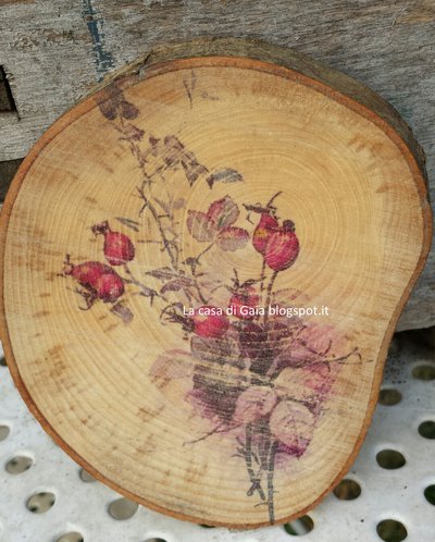 Rondella in betulla,personalizzabile,decorata con stampa vintage bacche di rosa Rondella in betulla,personalizzabile,decorata con stampa vintage bacche di rosa