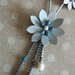 Collana lunga con fiori e cristalli grigio e blu