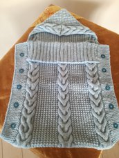 Copertina a sacco di lana con motivo a trecce, bottoni e cappuccio