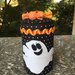 Barattolo rivestito di feltro, decorato con un fantasma e caramelle per halloween