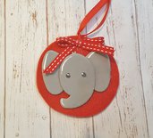 Decorazione natalizia rossa con elefante