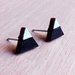 Orecchini triangolo nero e argento - Orecchini a perno - Orecchini a lobo - orecchini minimalisti  - orecchini in legno