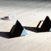 Orecchini triangolo nero e argento - Orecchini a perno - Orecchini a lobo - orecchini minimalisti  - orecchini in legno
