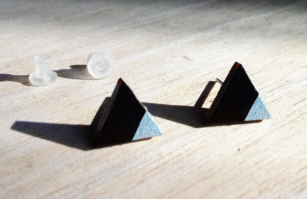 Orecchino a cerchio in acciaio color argento con ciondolo a triangolo