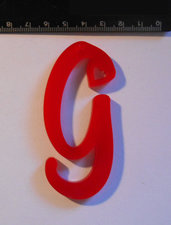 (153) Ciondolo lettera G in plexiglass rosso