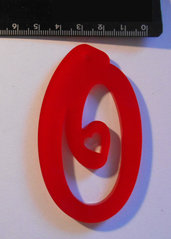 (154) Ciondolo lettera O in plexiglass rosso