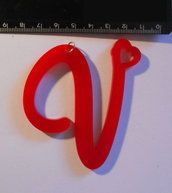 (155) Ciondolo lettera V in plexiglass rosso