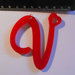 (155) Ciondolo lettera V in plexiglass rosso