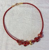 Girocollo in corda intrecciata rossa con perle a foro largo rosso e oro
