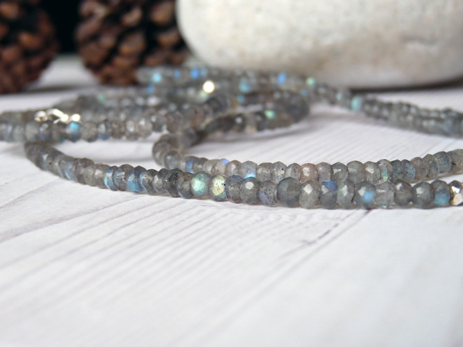 Collana di perline di labradorite appariscente e ottone