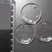(095) Lotto 3 ciondoli tondi in plexiglass trasparente con incisione