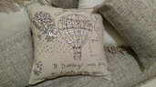 Federa cuscino dipinta a mano con disegno mongolfiera fiori e una frase amanti del viaggio