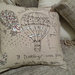 Federa cuscino dipinta a mano con disegno mongolfiera fiori e una frase amanti del viaggio