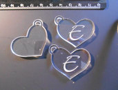 (165) Lotto 3 ciondoli a cuore in plexiglass trasparente con incisione