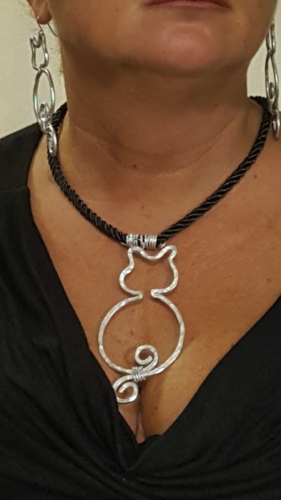 Collana girocollo gatto in fettuccia elastica con ciondolo in alluminio Collana girocollo gatto in fettuccia elastica con ciondolo in alluminio