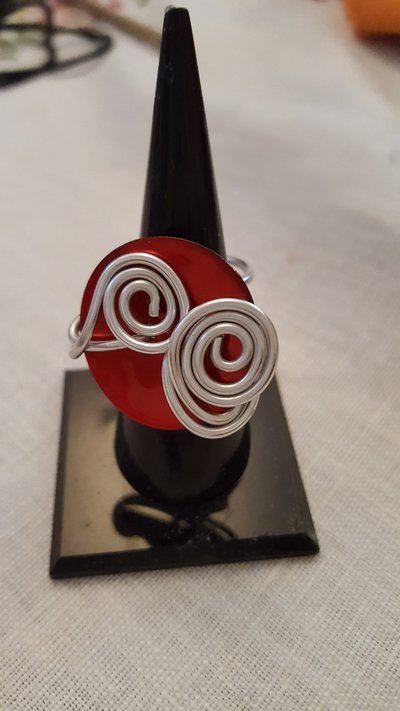 Anello regolabile in alluminio con bottone in madreperla Anello regolabile in alluminio con bottone in madreperla