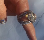 Grande struttura in alluminio e filo d'acciaio per tenere la perla trasparente sill'anello